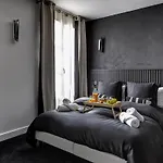 Dark Marais